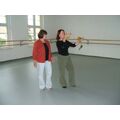 Foto: Tanzlehrerin zeigt einer Frau ein paar Tanzschritte.