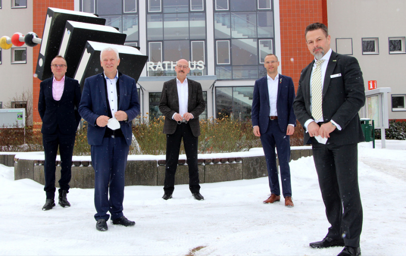 Foto: 5 Bürgermeister vor dem Schwedter Rathaus