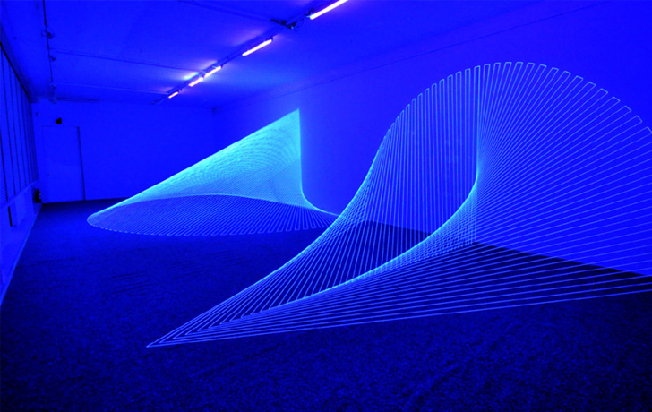Foto: blau ausgeleuchteter Raum mit besonderen Lichteffekten