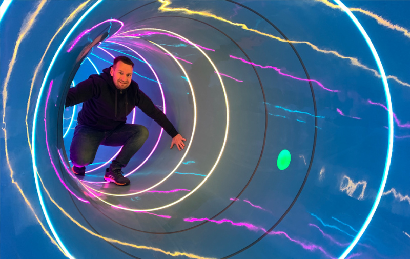 Foto: Mann im Inneren der AquariUM-Rutsche mit Lichteffekten