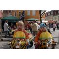 Foto: 2 Mädchen auf Kinderkarussell-Motorrädern