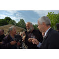 Foto: Cornelia Schulz, Axel Schulz und Jürgen Polzehl stoßen mit Sekt an.