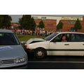 Foto: Zwei Autos simulieren einen Auffahrunfall