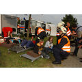Foto: Mehrere Feuerwehrmänner kümmern sich um die Verletzten