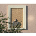 Foto: Das Relief zeigt einen Mann, der aus dem Fenster sieht.