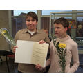 Foto: Zwei Schüler mit Urkunde
