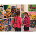 Foto: zwei Mädchen vor Ausstellungswand