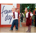 Foto: Zwei Kitakinder in Tanzposition auf der Family Day-Bühne im Oder-Center
