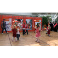 Foto: mehrere Kitakinder tanzen miteinander auf der Oder-Center-Bühne.