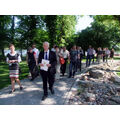 Zdjęcie: Burmistrz J. Polzehl prowadzi grupę polskich gości wzdłuż Drogi Kamiennej.