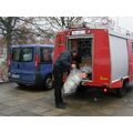 Foto: Helfer packt das Feuerwehrauto.