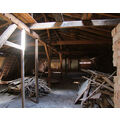 Foto: der Dachstuhl der Mifa, in allen Ecken liegen Holzstapel