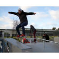 Foto: Junger Mann vollführt einen Rampensprung mit dem Skateboard.