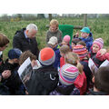 Foto: Kindergruppe umzingeln den Bürgermeister mit Farbfotos