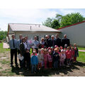 Foto: Gruppenbild der Kita-Kinder, Feuerwehrmitglieder und Bürgermeister sowie Ortsvorsteherin