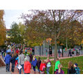 Foto: Schulkinder laufen zum Spielplatz.