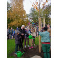 Foto: Bürgermeister und Kinder pflanzen einen Baum