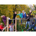 Foto: Kinder erklimmen und spielen auf einem Klettergerüst.