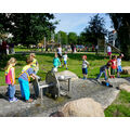 Foto: Kinder spielen an der Wasserspielanlage