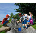 Foto: Kinder spielen an der Wasserspielanlage