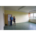 Foto: 2 Besucher in einem leeren Klassenzimmer