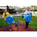 Foto: Zwei Schülerinnen testen ein Fitnessgerät