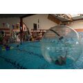 Foto: Mädchen im Großraumball auf dem Wasser