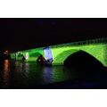 Foto: grün beleuchtete Stadtbrücke
