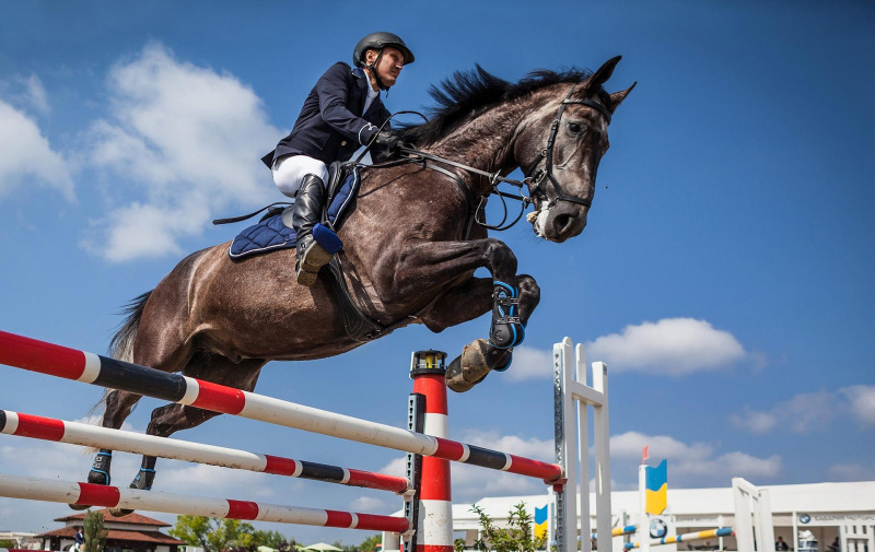 Foto: Reiter überspringt mit seinem Pferd ein Hindernis