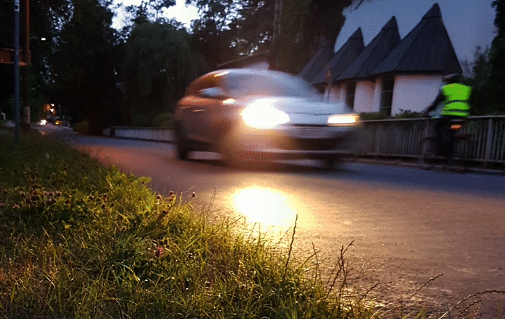 Foto: Auto und Radfahrer begegnen sich in der Dunkelheit