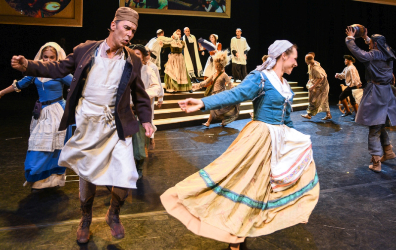 Foto: Tänzer in mittelalterlicher Kleidung auf der Bühne