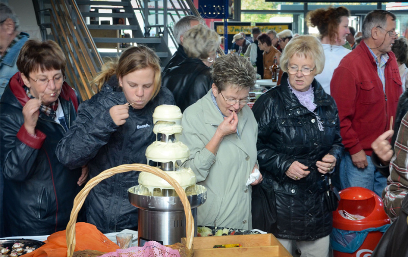 Foto: Verkostende Besucher am Schokoladenstand