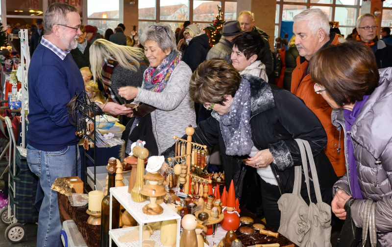 Foto: dicht umdrängter Stand mit weihnachtlichee Dekoration