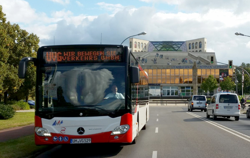 Foto: Bus vor den Uckermärkischen Bühnen