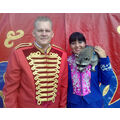 Foto: Zirkusdirektor und Tierdresseurin mit Waschbär