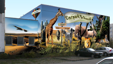 Giraffe, Zebra, Löwe und Elefant auf der Fassade der Fernwärmestation