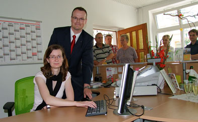 Foto: Pätzold und Scholz am Computer in der Tourist-Information