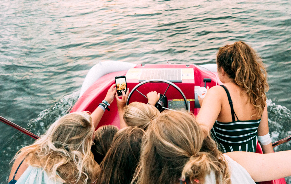 Foto: Mädchen auf einem Tretboot beim Selfie-Machen