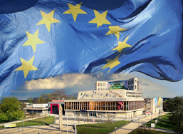 Foto: EU-Fahne über Uckermärkische Bühnen