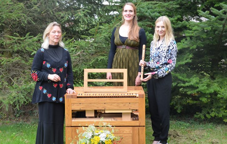 Foto: Drei Frauen mit Instrument