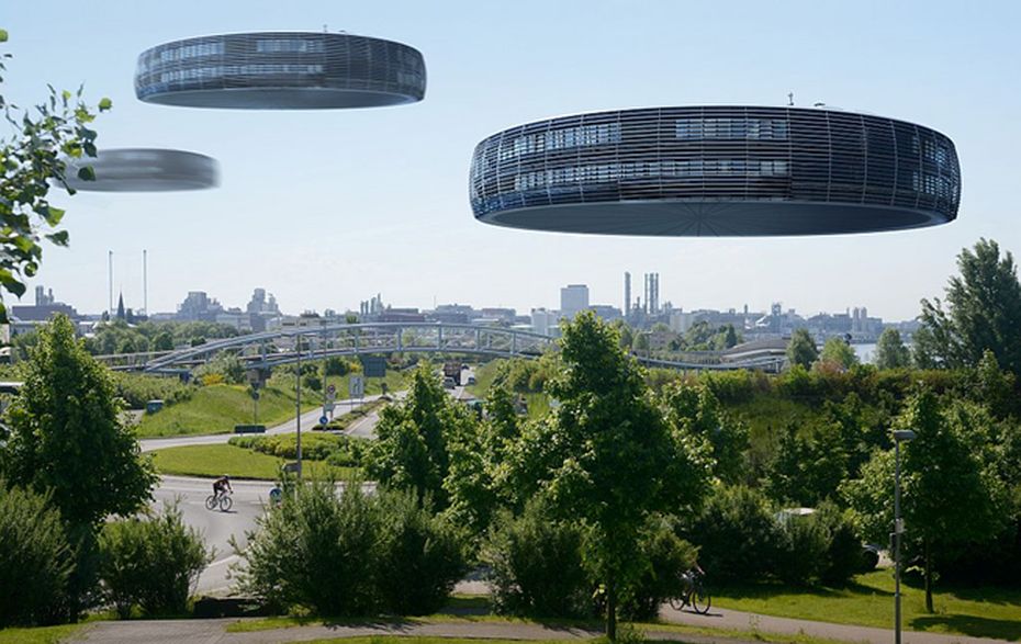 Blick vom Park auf die Stadt mit drei Ufos in der Luft