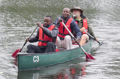 Foto: Dr. Tautenhahn mit 2 Afrikanern im Kanu