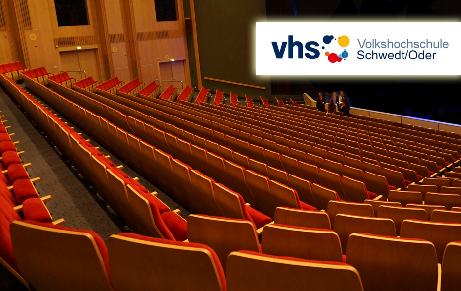 Foto: leerer Theatersaal und VHS-Logo