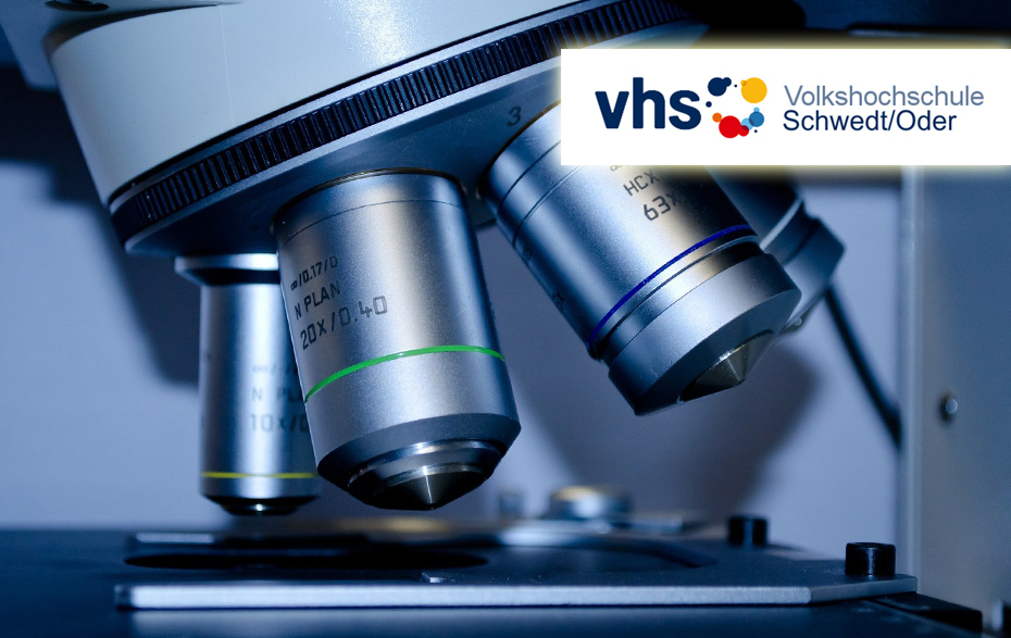 Foto: Mikroskop und VHS-Logo