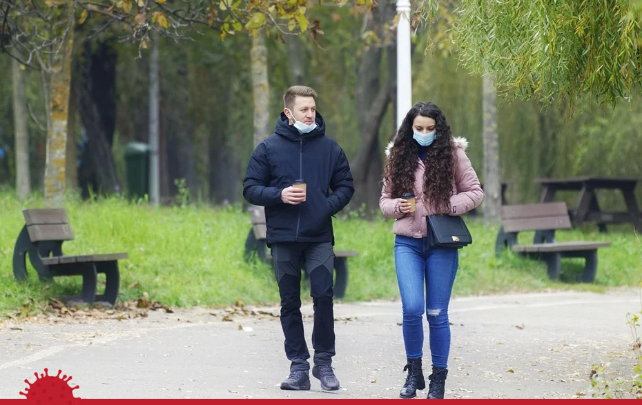 Foto: Paar mit Masken beim Spaziergang