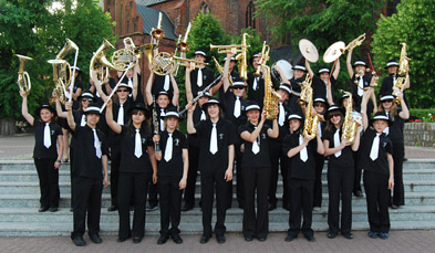 Foto: all Bandmitglieder halten ihre Blasinstrumente hoch