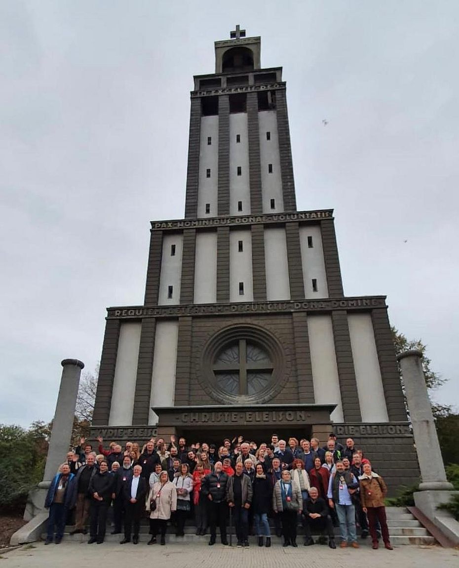 Foto: Gruppenbild vor einer Kirche
